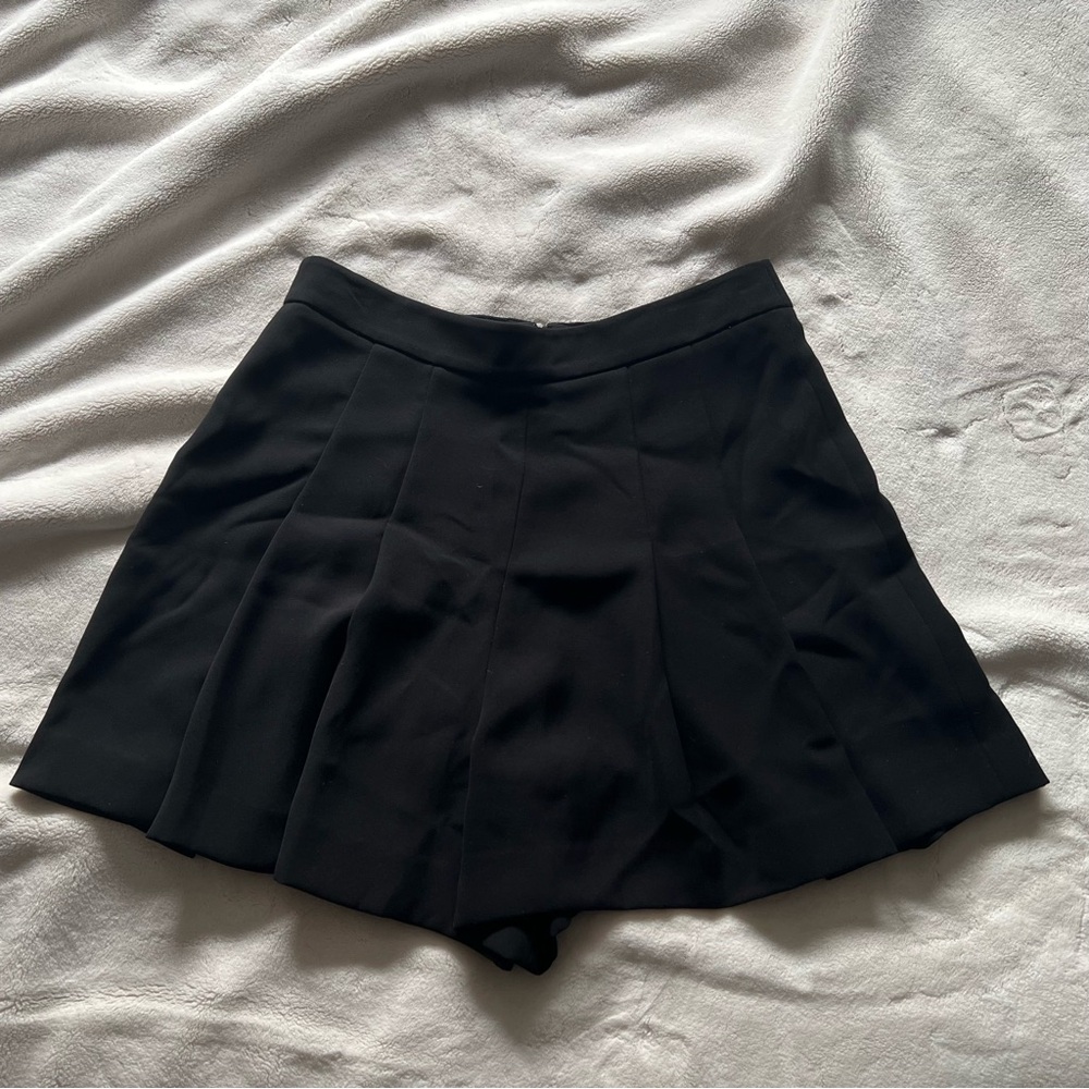 Alice + Olivia Women's Chic Black Shorts - Size Small (4/6)